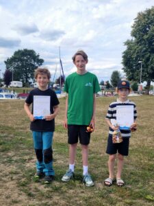 Lino mit Felix und Jonny Seekamp, dem aktuellen Deutschen Meister im Opti
